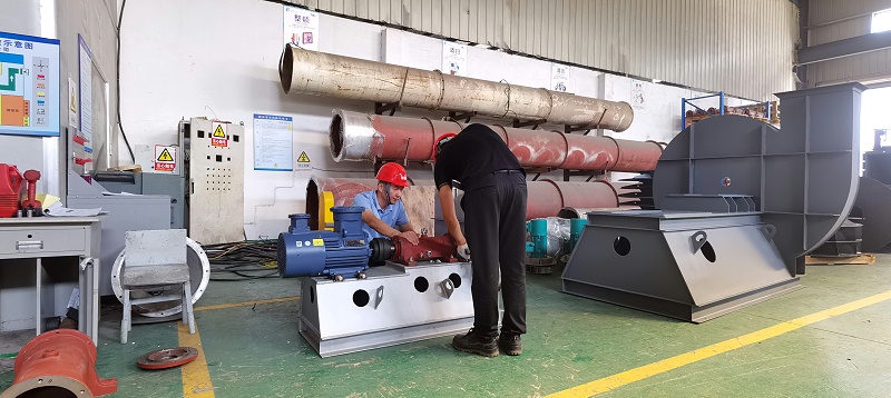 张总与王总在看高温高压离心通风机