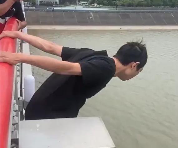 白小姐精选三肖四码澳门和2初中生救落水儿童与初中生救落水老人