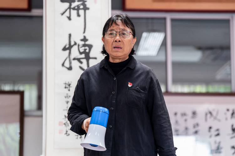 新奥今晚买什么和张桂梅小喇叭又响了与张桂梅唱